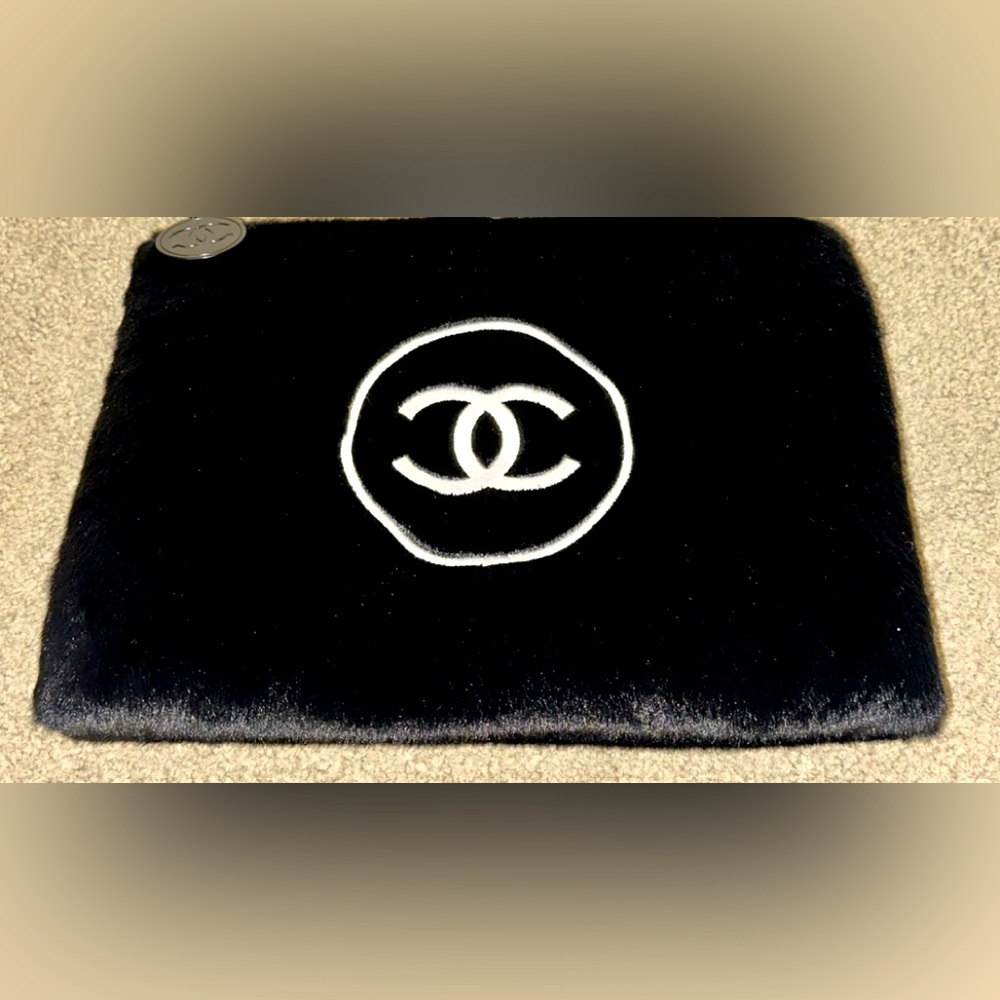 Authentic rare Chanel CC furry pouch. Must have for collectors!